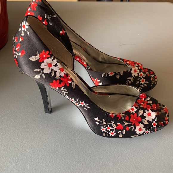 Slightly worn Jessica Simpson - size 8 women- black with red and white flowers - Picture 2 of 5